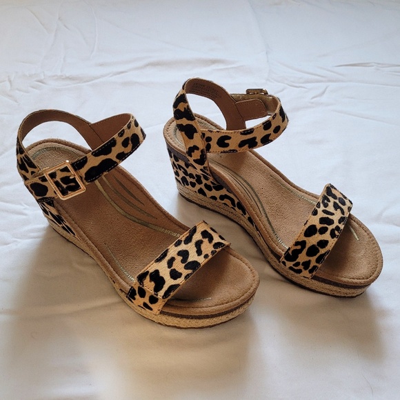 LIKE NEW Aetrex Sydney Leopard Sandal - Size 7 - Picture 1 of 9